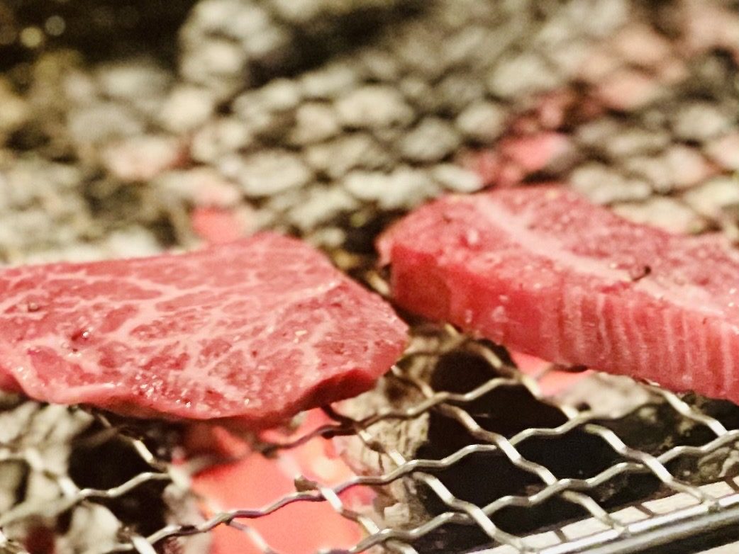 炭火の網で焼かれる和牛